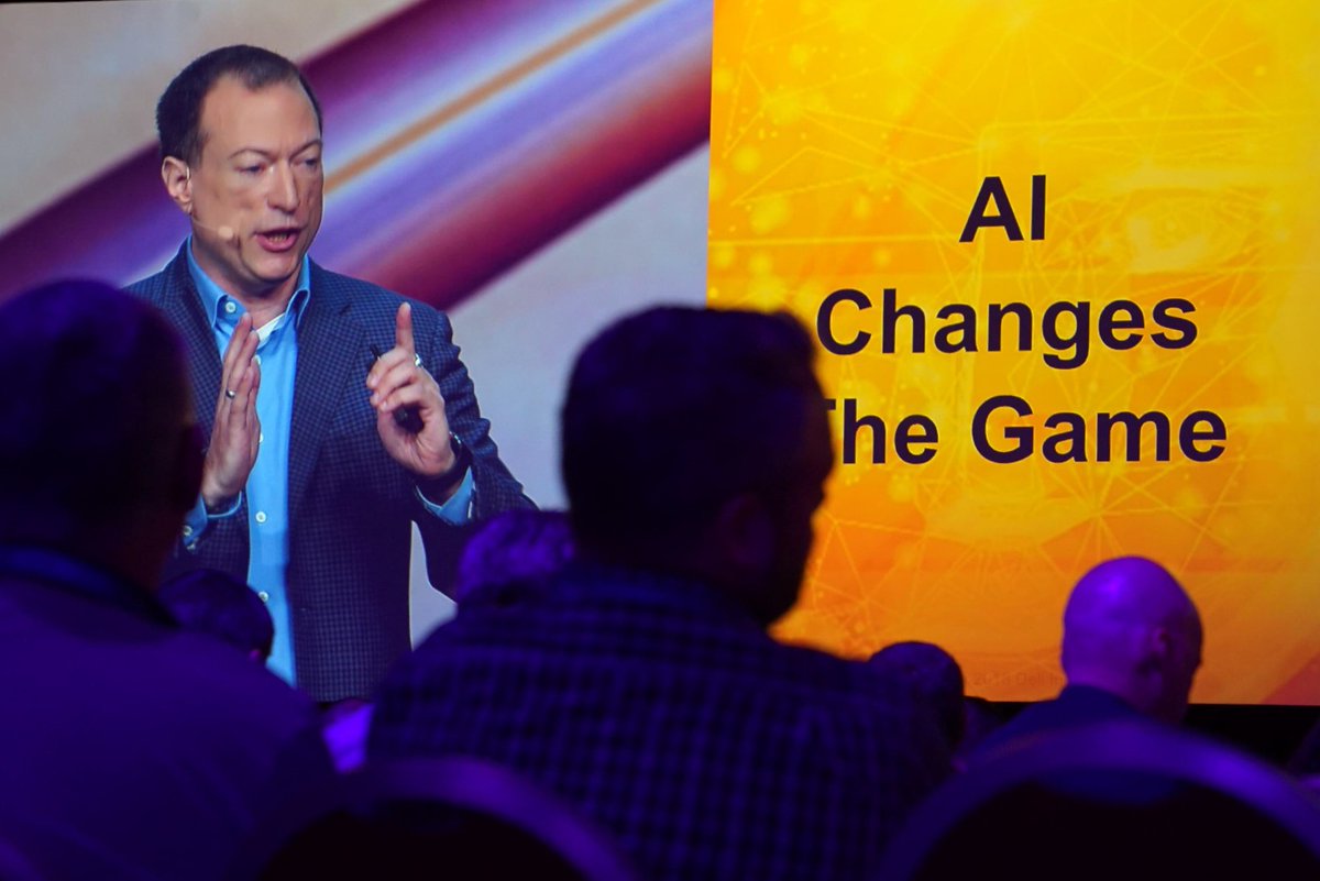 alexsablich's tweet photo. En el #DellTechWorld, hace algunos años, ya se vislumbraba el impacto que la inteligencia artificial tendría en nuestra vida cotidiana y en los negocios. 🙌
 
Mantén a tu empresa a la vanguardia tecnológica, participando de su próxima edición. ¡Únete! #IWork4Dell #IA https://t.co/He8BZMzgBY