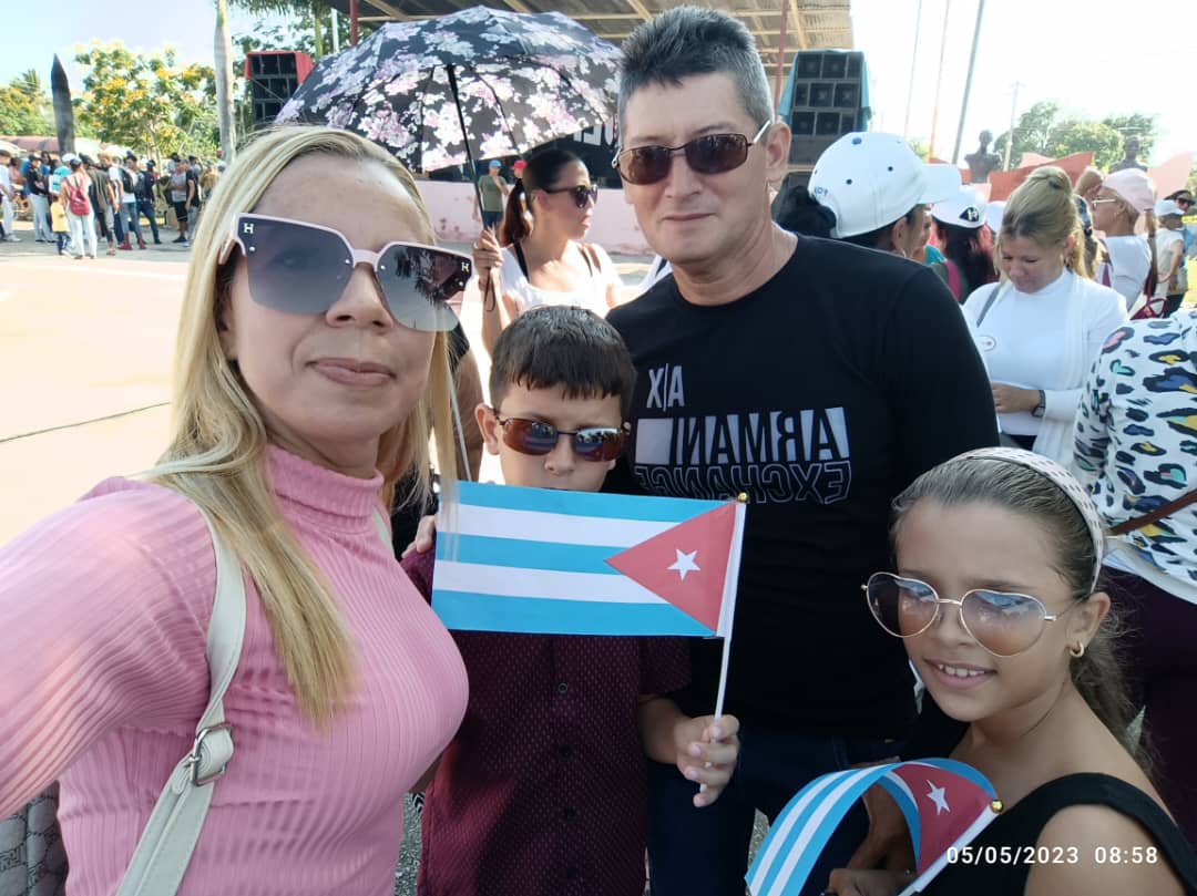 Feliz desfile del 1ro de mayo #ALaPatriaManosYCorazon