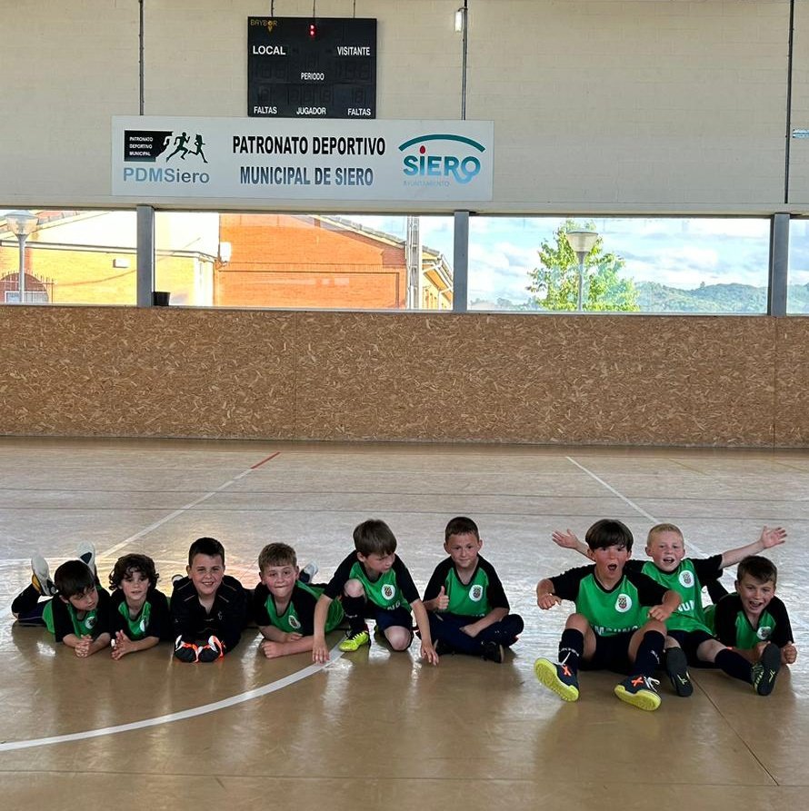 ef_nava's tweet photo. Nuestros guajes del Pre-Benjamín tras la victoria por 2 a 3 ante el Berrón. 🧡 https://t.co/iUriuKsuv4