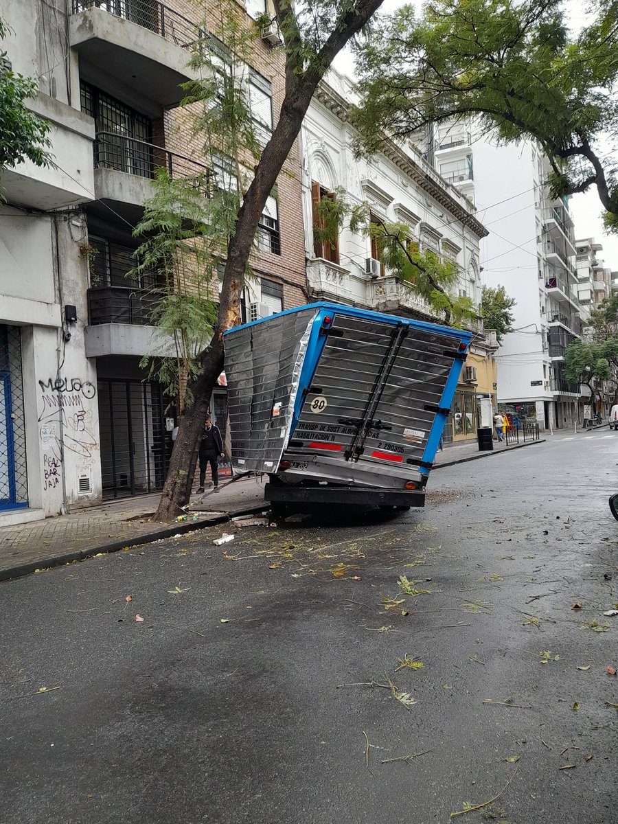 fabiros2's tweet photo. Hoy 9 de julio al 1000 
Consecuencia  de los estacionados en doble fila y los árboles sin manteniento @Rosariociudadok https://t.co/L9LbFXdLRb