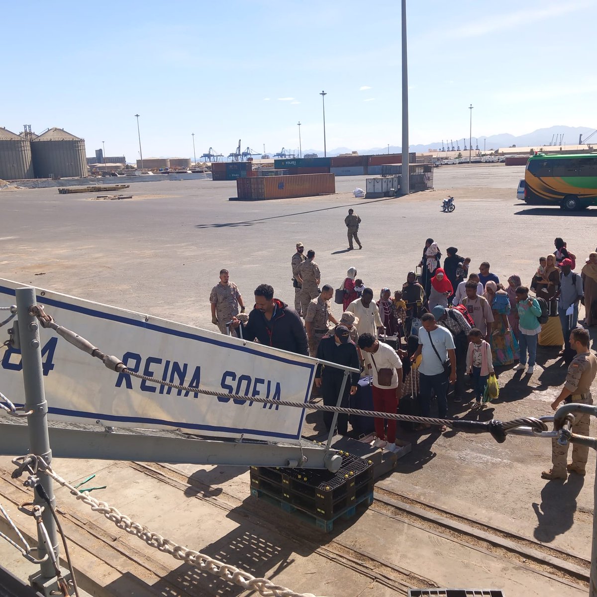 Defensagob's tweet photo. Las #FuerzasArmadas 🇪🇸 han llevado a cabo con éxito la segunda evacuación de civiles desde 🇸🇩 Sudán. La fragata #ReinaSofía, que se encontraba integrada en la #OperaciónAtalanta, ha rescatado a 162 personas de diferentes nacionalidades, a petición de la Unión         Europea 🇪🇺. https://t.co/66odBVnK3h