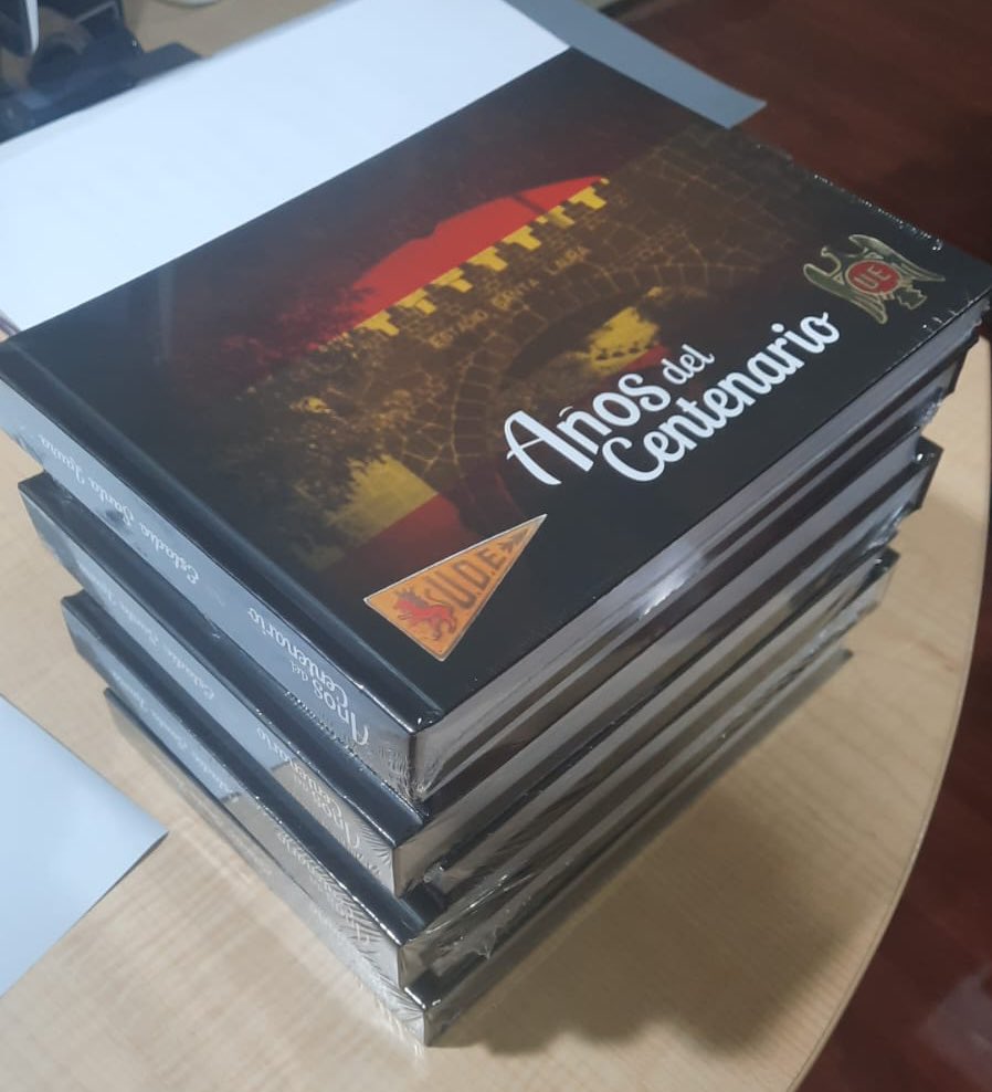 uemarino's tweet photo. Esto me llena de orgullo. Poder difundir la grandeza de mi Unión Española vale todos los esfuerzos que tuve que hacer. Desde la próxima semana estará disponible. Ya están impresos. C&amp;H y Patricio Arrau lo venderán. Aunque daré un mail para poder ayudarlos yo también. https://t.co/TsueQunJMI