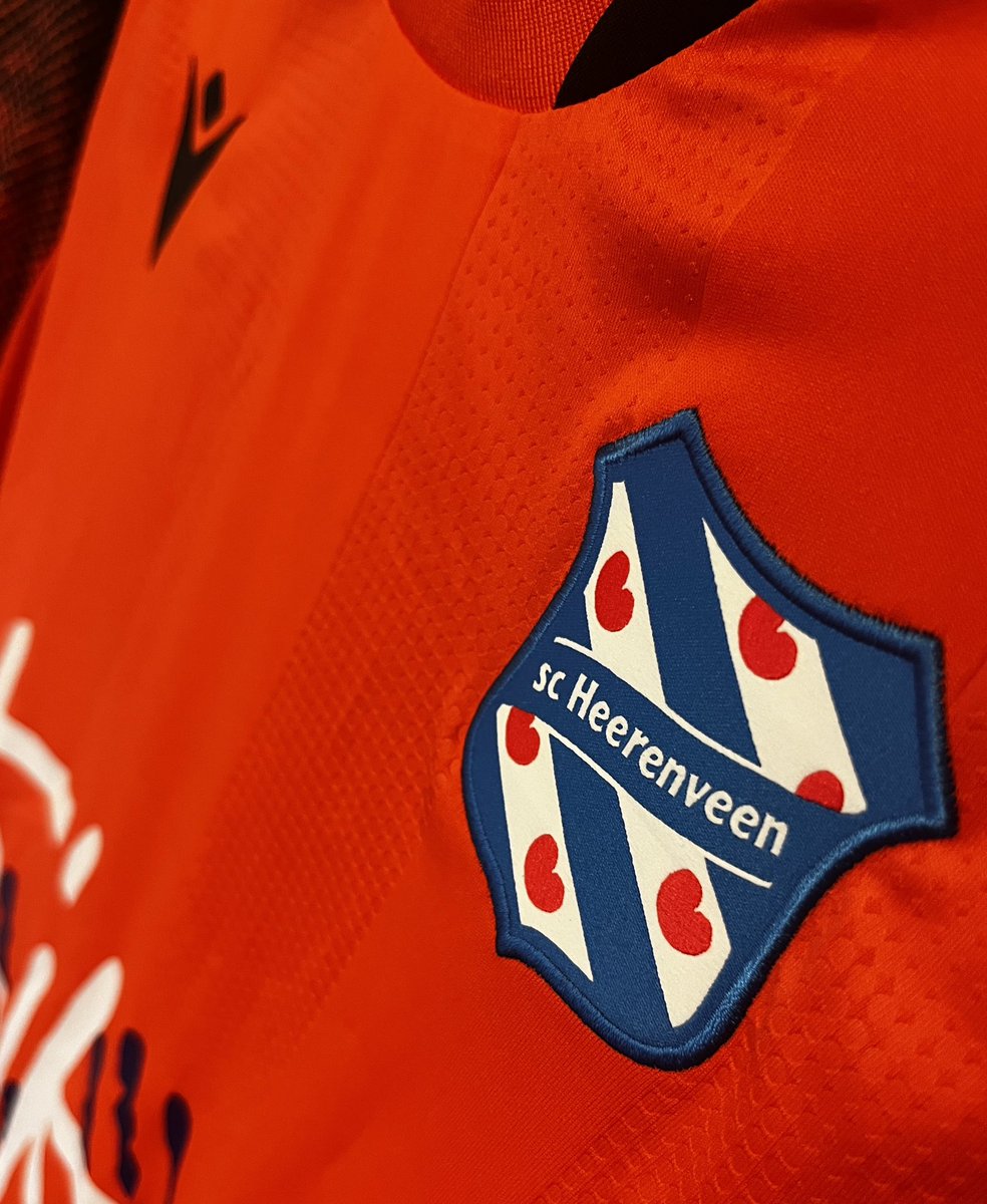 mrclkpprs's tweet photo. De wedstrijd #heeemm leverde geen punten op maar het veilen van de shirts wél: daarmee is 8.180 euro opgehaald voor @KiKa8118! 👏 Deze krijgt een mooi plekje in m’n shirtcollectie.  #scHeerenveen 🔵⚪️❤️ https://t.co/reRuhUE9h5
