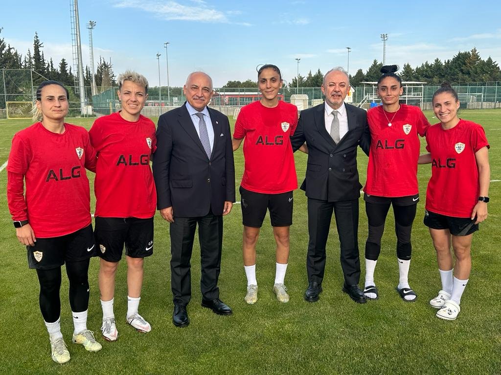 HaberKartali's tweet photo. TFF Başkanı Mehmet Büyükekşi, bugün ALG Spor'u ziyaret etti.

▪️ Beşiktaş Kadın Futbol Takımımının Pazar günü ALG Spor ile Çeyrek Final maçı var.
▪️ Ziyaret Başkanımız Ahmet Nur Çebi'nin bugün yaptığı açıklamaların ardından gerçekleşti. https://t.co/Bn8KJFKx7T