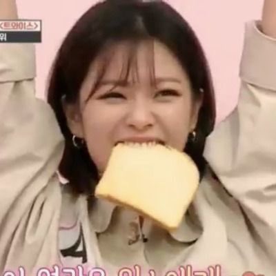 nachaengieee's tweet photo. thank u so much for reading, if you spread the word i will love u forever. hope to see a load of u in london in september!! 💚💚💚 

(here's jeongyeon being precious to reward u for making it to the end of this thread hehehe) https://t.co/7xbwlAffzP