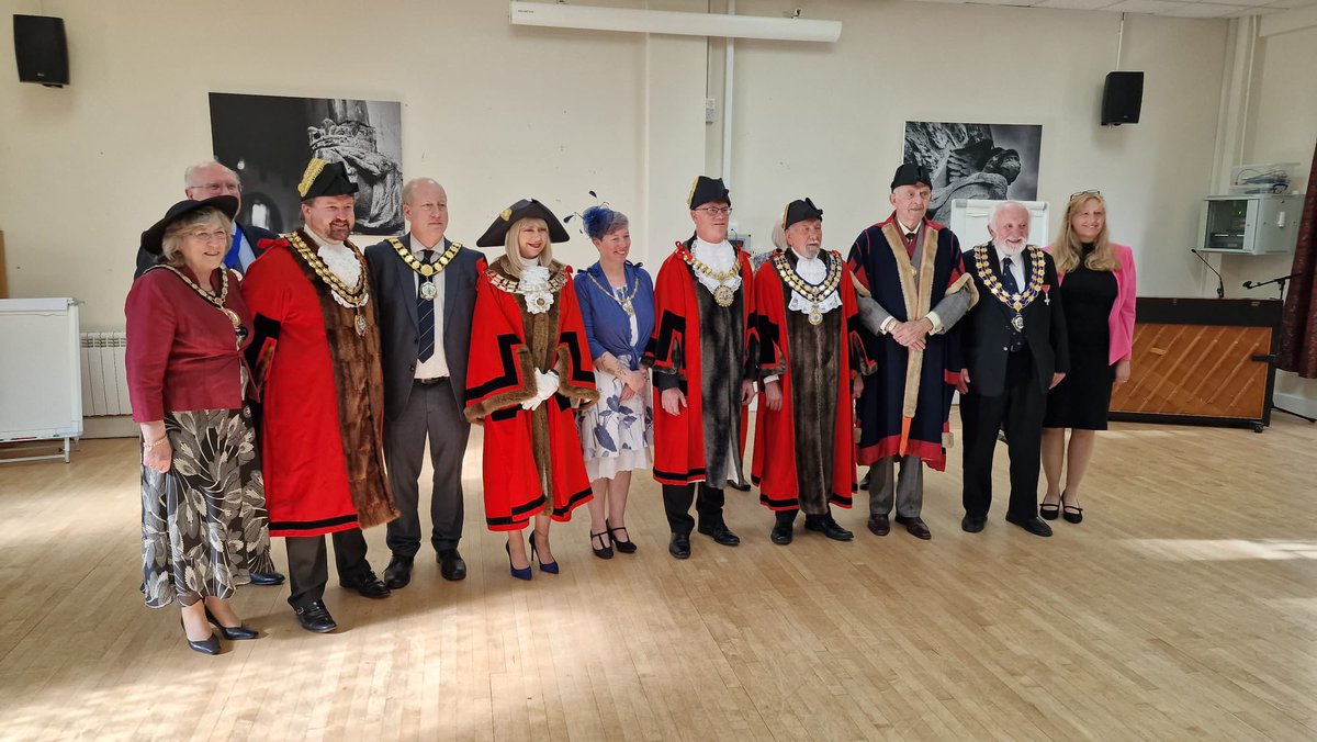 Mayors, Chairman, military and clergy have gathered in their respective counties for evensong as we look towards a weekend of #Coronation celebrations. Who wants to elect a partisan president when we can have constitutional monarchy, underpinned by democracy?!