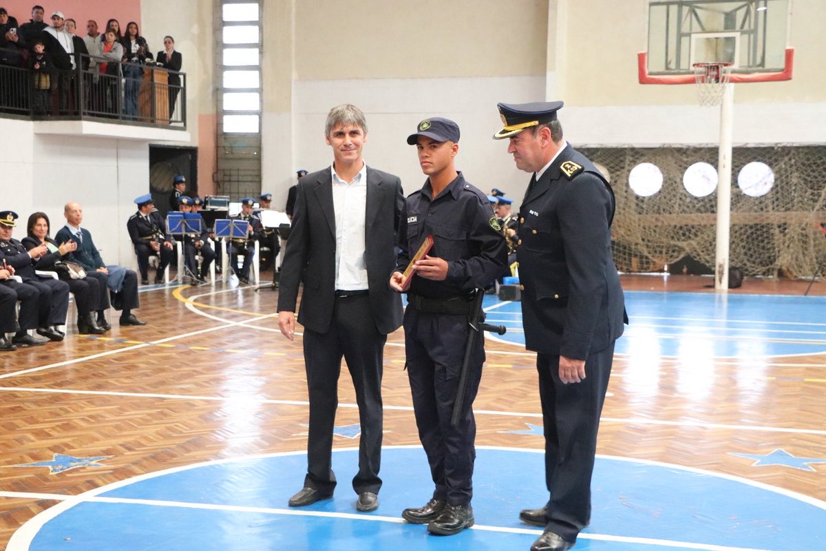 8PabloDaSilva's tweet photo. Tuvimos el honor de participar del Acto de Egreso de los agentes de la Escuela de Policía de Treinta y tres. https://t.co/Siq8E1UV3Q