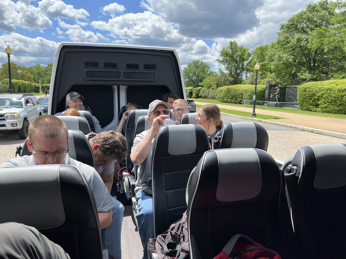 Heroes &amp; Huskies starting their monuments tour in DC. #aurorahuskies