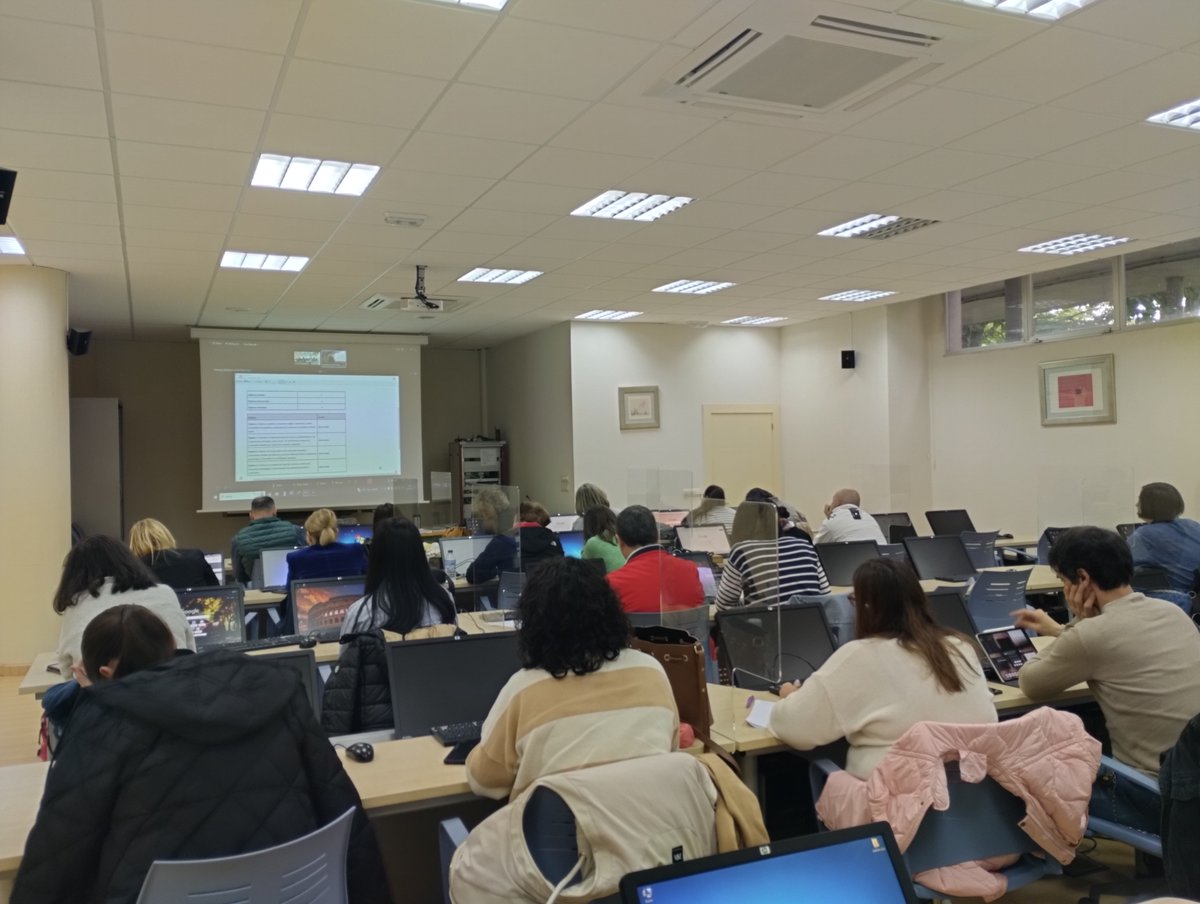 eoisantiago's tweet photo. O pasado día 25 de abril, o noso director Gonzalo Constenla, participou nunha xornada organizada por @eduxunta na que compartiu a nosa experiencia como centro acreditado Erasmus 🇪🇺 con profesorado galego que busca conseguir a acreditación 🏅 para o seu centro.
🧵👇🏽 https://t.co/uuN3eqWODg