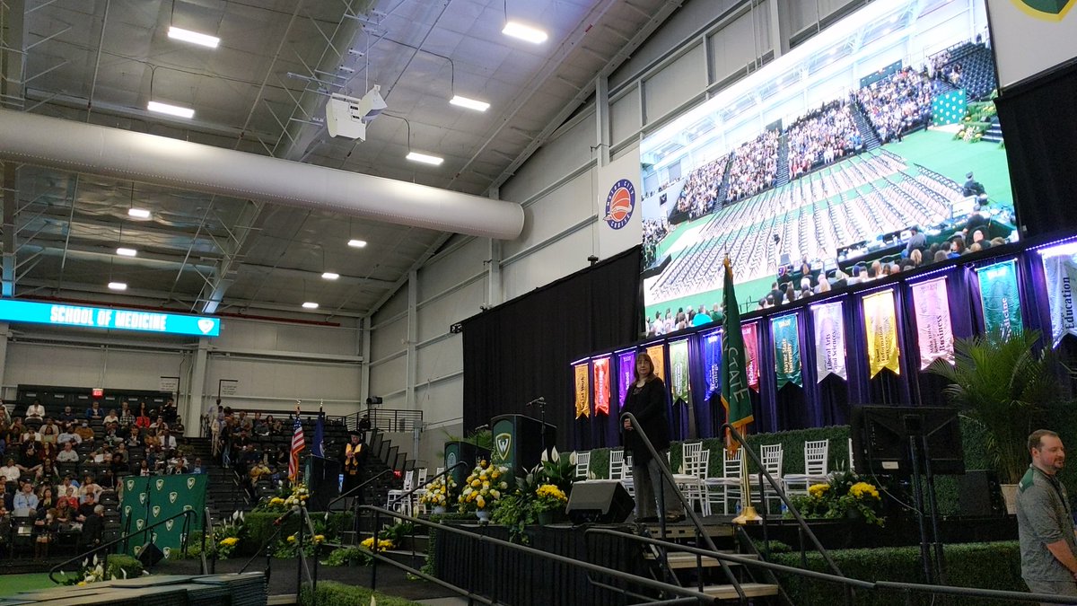 StineEckert's tweet photo. Ready for #commencements at @waynestate @WayneStateCFPCA @wsu_com @WSUComGrad 🎉 https://t.co/7eOcLGeyS7