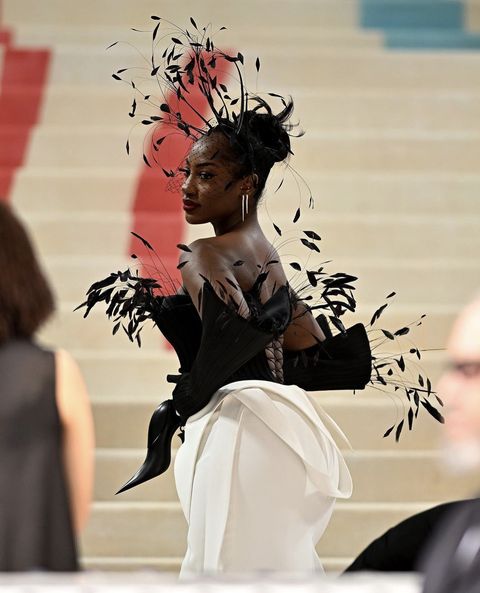 modeafriquetv's tweet photo. La star nigériane @temsbaby a brillé de mille feux dans la robe époustouflante qu'elle a portée au #MetGala

Avec cette robe à couper le souffle, la chanteuse nigériane a confirmé son statut de superstar pour une première participation à l'évent

#MetGala2023 #Tems #RepCarpet https://t.co/8D2uWmHd93