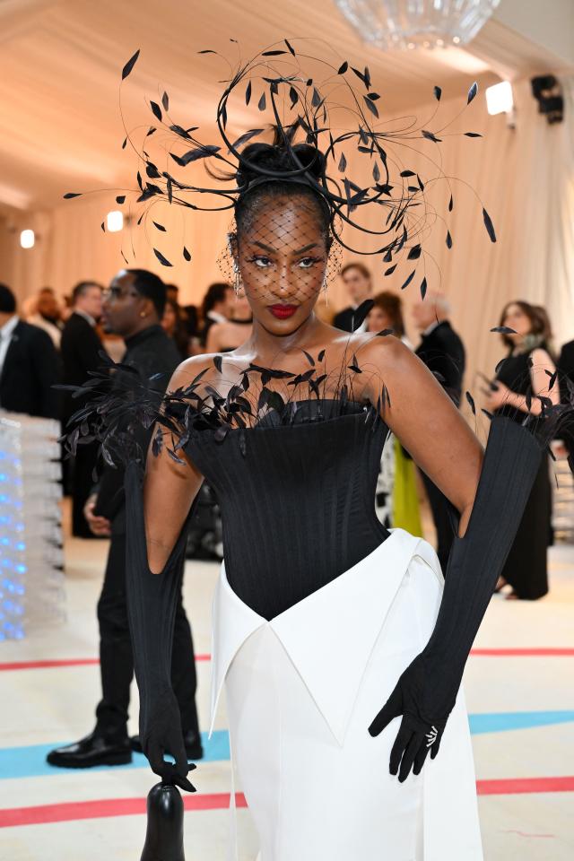 modeafriquetv's tweet photo. La star nigériane @temsbaby a brillé de mille feux dans la robe époustouflante qu'elle a portée au #MetGala

Avec cette robe à couper le souffle, la chanteuse nigériane a confirmé son statut de superstar pour une première participation à l'évent

#MetGala2023 #Tems #RepCarpet https://t.co/8D2uWmHd93