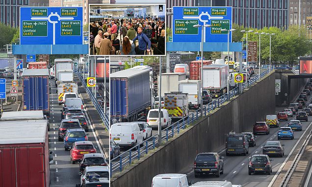 The Great Coronation Getaway: Britons use the extra Bank Holiday to escape the UK this weekend trib.al/1Z6zzF2