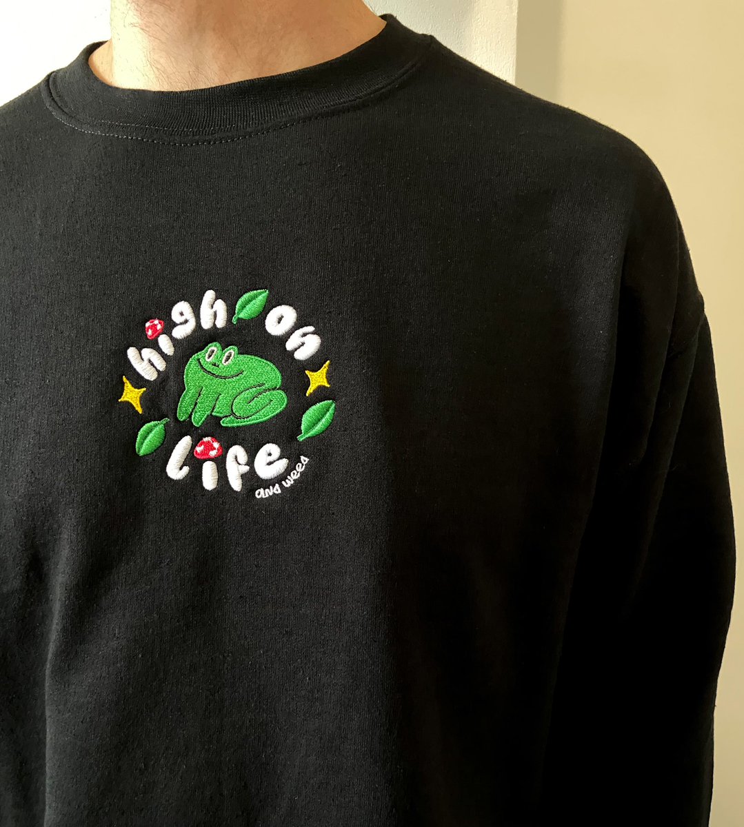 🐸 frog sweatshirt giveaway 🐸

to enter:

✨ like &amp; RT this tweet 
✨winner picked at random at some point on tuesday (I always forget when I set a specific time lmao)
✨international entries are fine and postage is covered!!

*sizes S- 5XL*