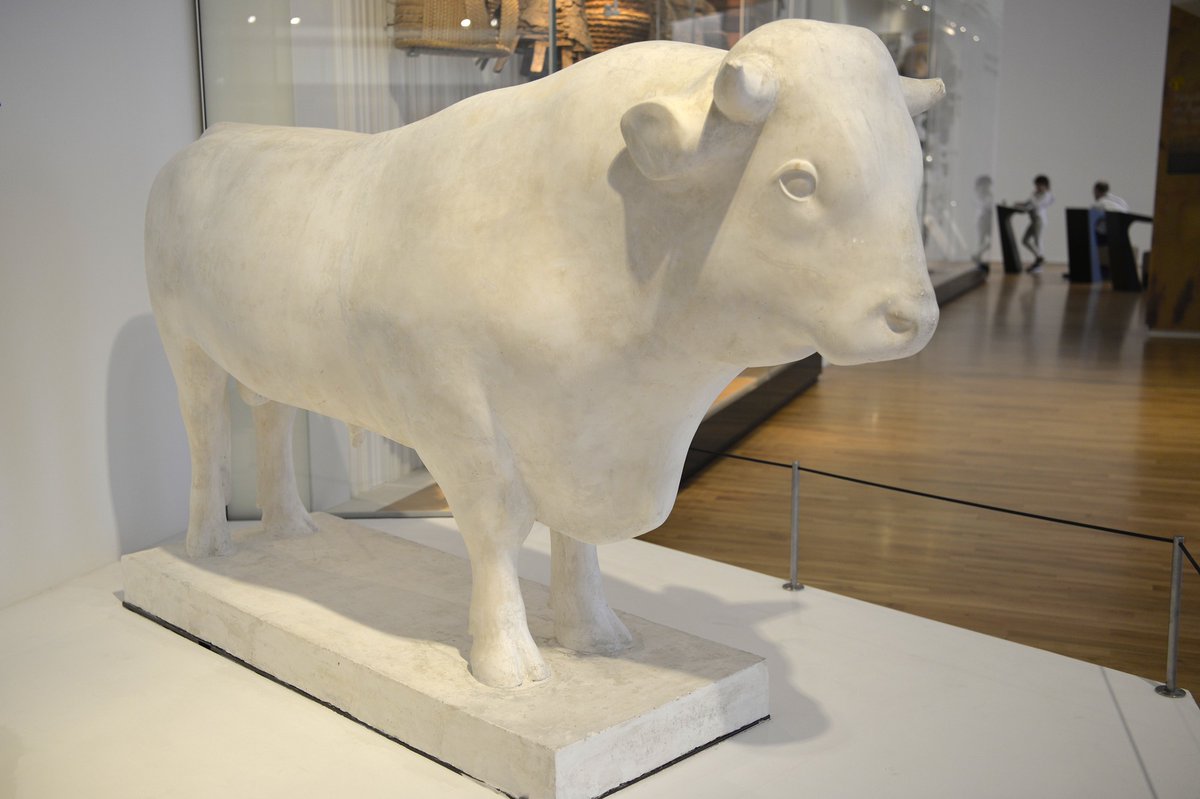 Le_Museum's tweet photo. #CeJourLà  🐻‍❄️ Il y a 90 ans, l'artiste animalier François Pompon s'éteignait. Il dessinait de longues heures durant à la Ménagerie du #JardinDesPlantes.
Plusieurs de ses animaux sculptés vous accueillent dans nos sites parisiens ! Les avez-vous vus ?
👉 https://t.co/HgntilaWMZ https://t.co/XKCIShuu5G
