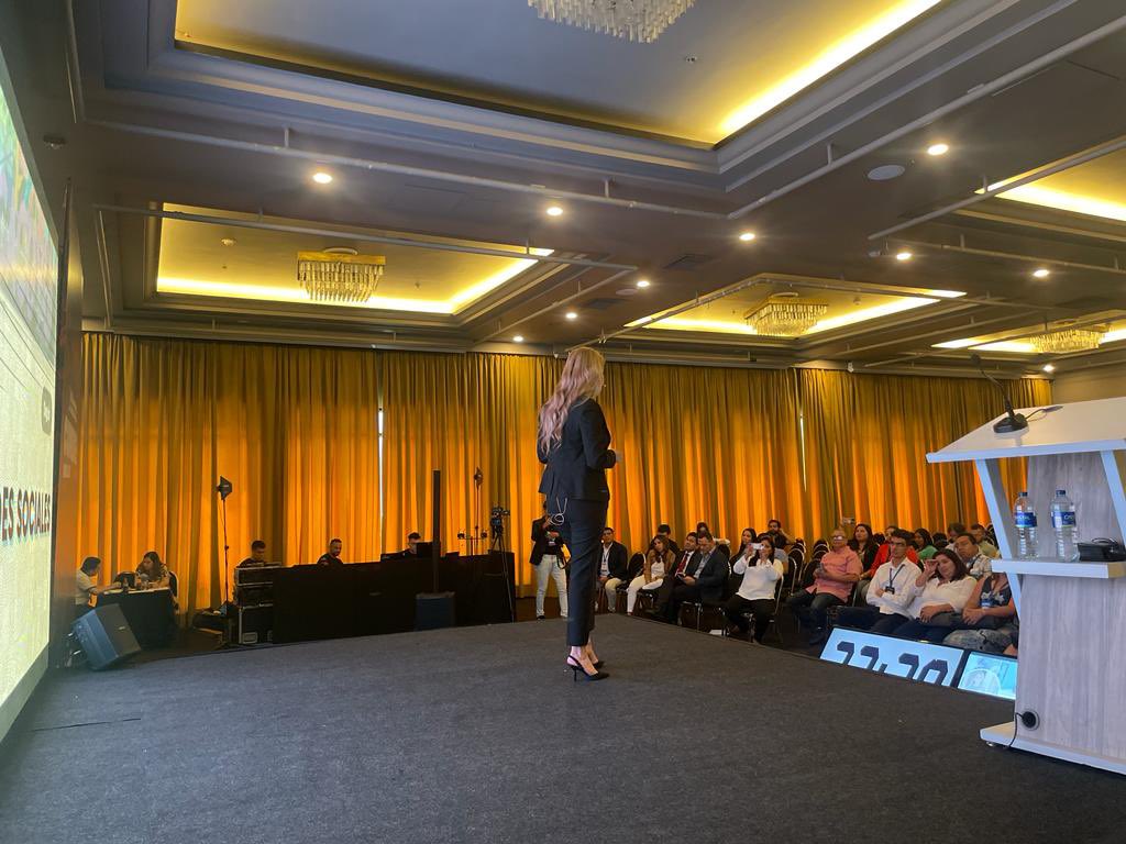 ALLcommx's tweet photo. Ahora en la #CumbreMedellín @mayrazetino “Nosotros tenemos que sembrar una semillita para poder lograr sociedades sustentables” https://t.co/sbsViR20iQ