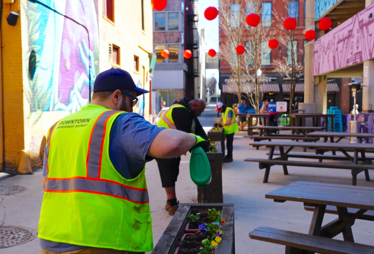 TriCoreLogic's tweet image. THANK YOU to our friends on the Clean &amp;amp; Green team from @FWDID for all of their hard work getting the TriCore Porch Off Calhoun ready for the warmer weather! Stop by and enjoy one of our favorite spots in the alley next to 816 Pint &amp;amp; Slice! #DTFW