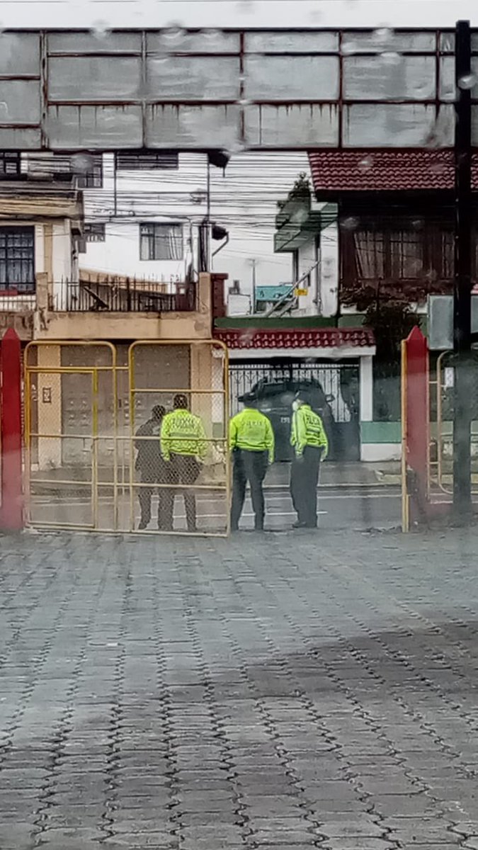 indufod's tweet photo. @pamozaec @TeamPichincha Con policias nos esperaron Fuera Bonilla https://t.co/9OtVw0EYwD