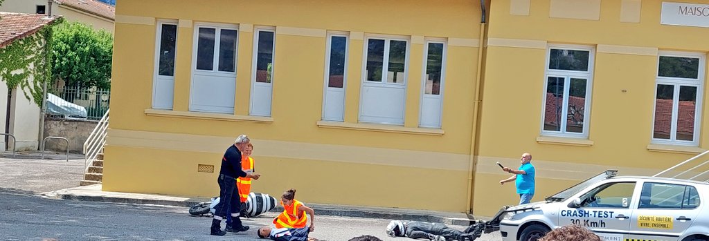 collegedesospel's tweet photo. Journée sécurité routière pour les élèves du collège de #Sospel. Réglementation, ateliers pratiques, crash test et gestes de premiers secours pour sensibiliser nos jeunes aux 2 roues. Merci à la #MSRI et aux pompiers pour leur soutien 🛵 🛴
@AcademieNice
@RoutePlusSure
@sdis_06 https://t.co/uWWCgOKdp0