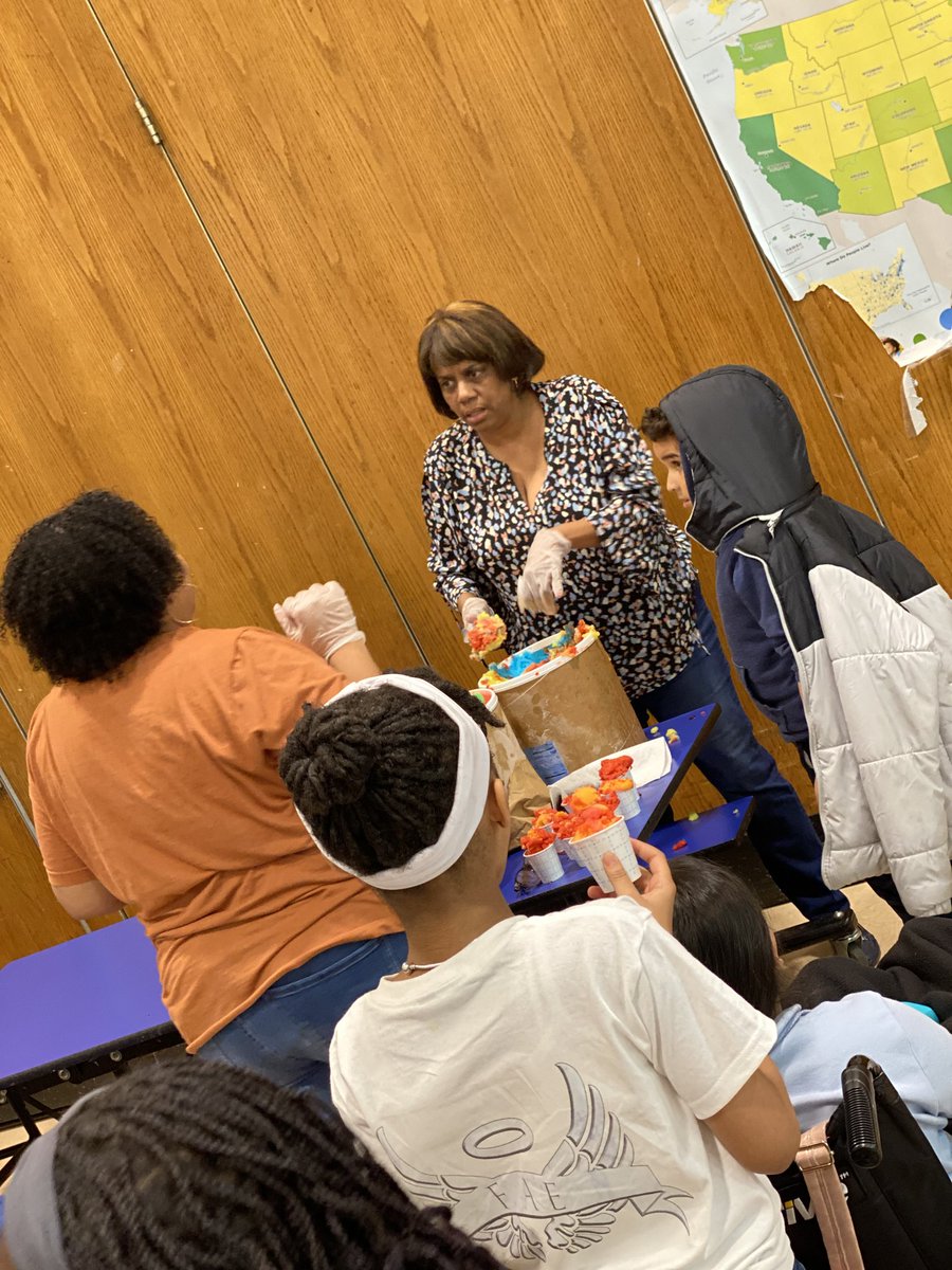 PS179BX's tweet photo. Principal Williams, PC Casanova and members of D7 celebrate the first week of May with Icees from Community Staple Coco Delicioso for students @Csd7Bx @DrRPadilla https://t.co/5DZblyjjhj