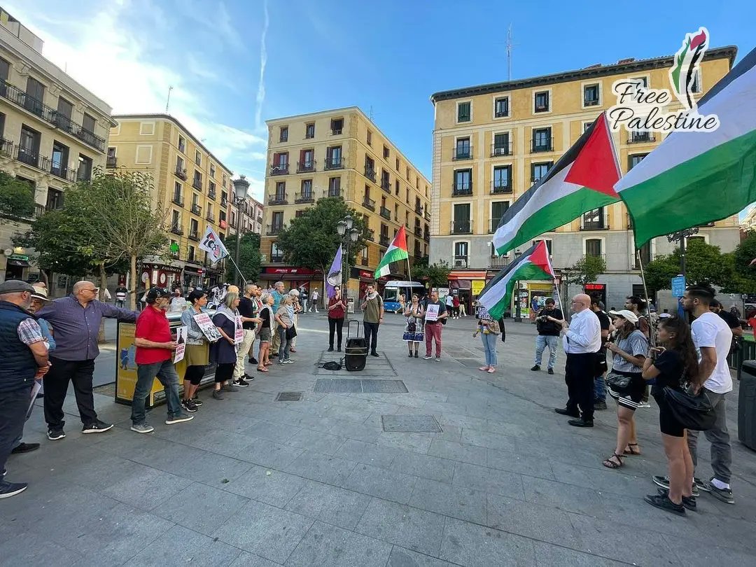 Freedom_for_Pal's tweet photo. 🇪🇸 #Spain || A vigil in Madrid city in protest of the martyrdom of Sheikh Khader Adnan in occupation jails. 5.5.23 .
#palestine🇵🇸 #freepalestine🇵🇸
#myhurt #savesheikhjarrah #savesilwan #savelifta #GazaUnderAttack #standwithpalestine #palestine #savepalestine #palestina https://t.co/oZYd3cRctn