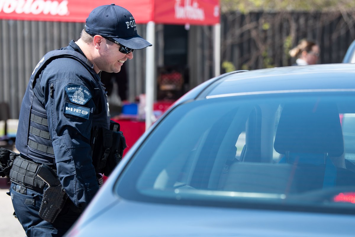 Les policiers de la sécurité routière de la RCN ont participés à l’initiative #BiscuitSourire de <a href="/TimHortons/">Tim Hortons</a> afin d’appuyer la banque alimentaire de Moisson Outaouais qui lutte contre la faim et la pauvreté.