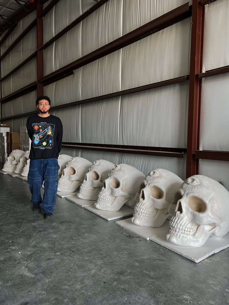 marcosalvarado_'s tweet image. Making art that’s bigger than me

“Twin Flames” 74 inch statue.