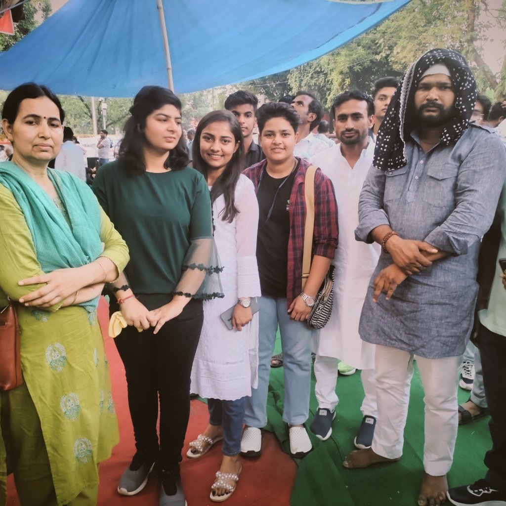 misikaRLD's tweet photo. जंतर मंतर पर पहुँच कर, देश की शान हमारे पहलवानों का समर्थन किया। इस अन्याय के खिलाफ छिड़ी जंग में देश की महिलाएं, नौजवान, युवा, हर धर्म व जाति के लोग जुड़े है।
लड़ेंगे ✊
जीतेंगे ✌ 
#IStandwithchampions 
#ArrestBrajBhushanNow https://t.co/ojn008dMTD