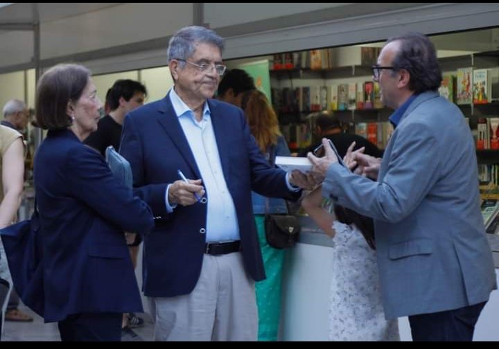Todo un canto a la libertad su pregón en la Feria del Libro de Almería. Algún día volveremos a disfrutar del gallopinto y las tajadas en nuestra amada #Nicaragua, querido <a href="/sergioramirezm/">Sergio Ramírez</a>