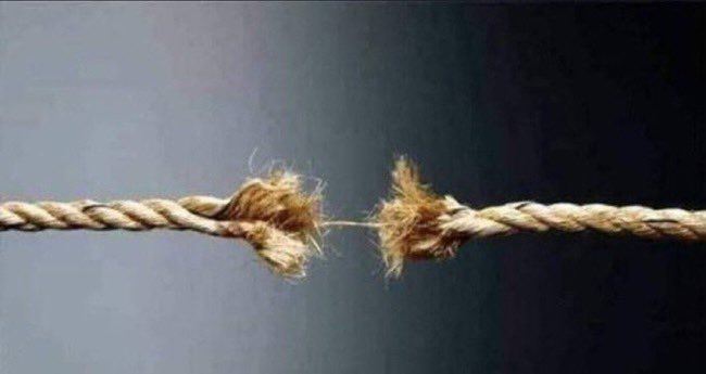 yo tratando de aguantar mi risa en momentos serios: