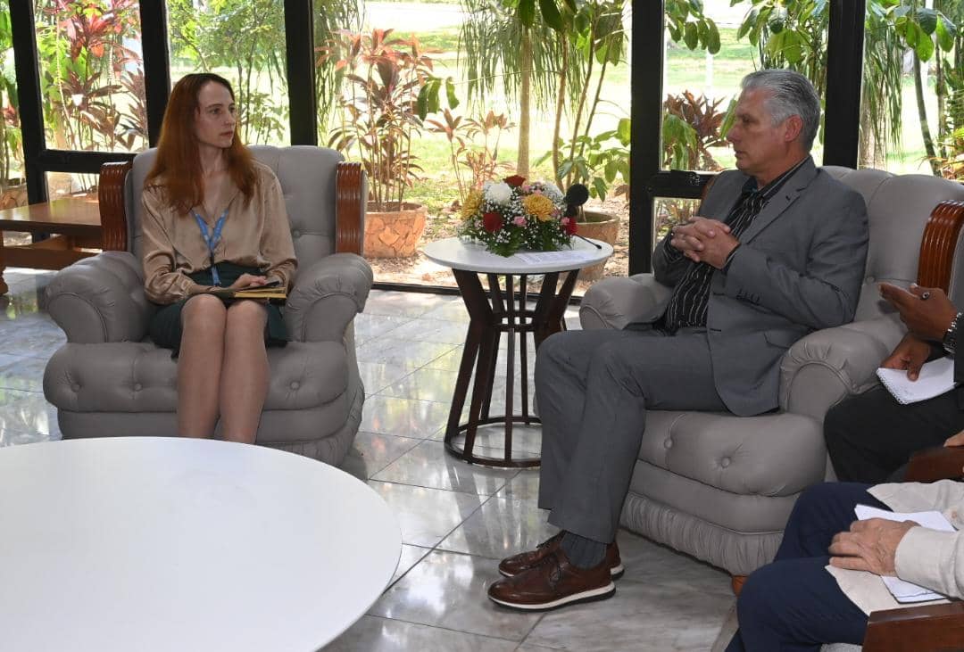 Recibí a la Relatora Especial de la ONU, <a href="/AlenaDouhan/">Alena Douhan</a>, quien realiza una visita académica a #Cuba.
Conversamos sobre las graves afectaciones económicas que ocasiona a nuestro país el ilegal bloqueo impuesto por EEUU y los incalculables daños humanos que causa al pueblo cubano.