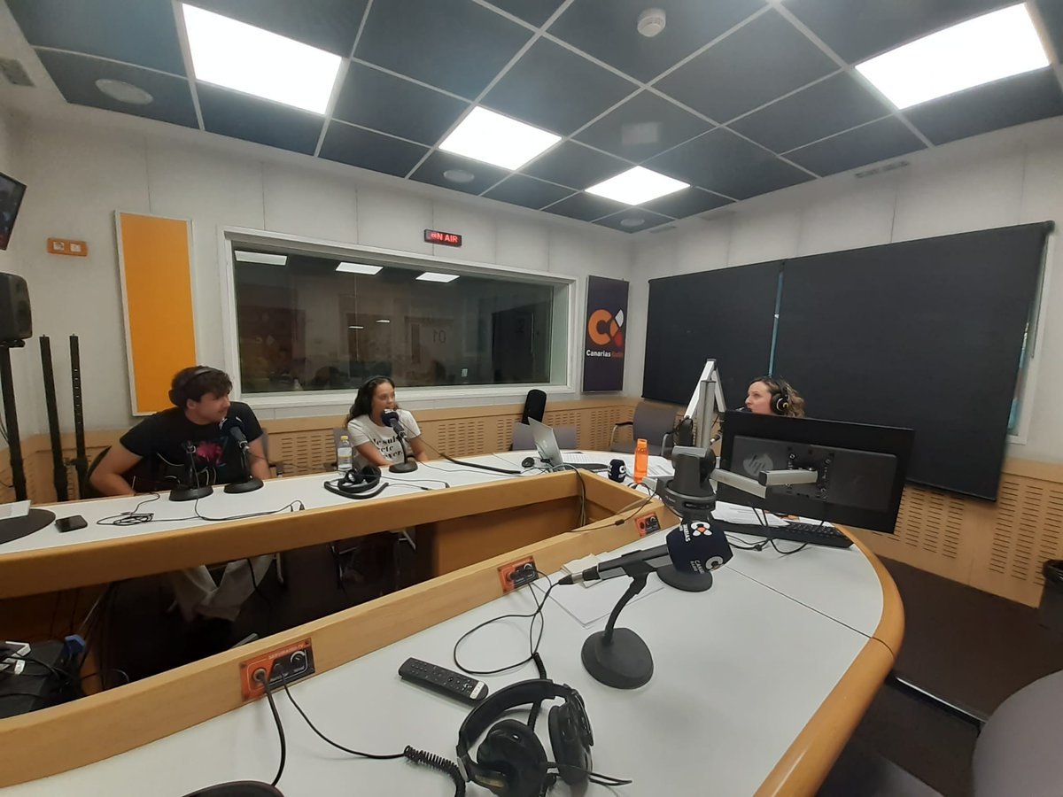 🟠 Hoy, en la entrevista musical de los viernes, están en nuestros estudios Samuel Suárez y Sara Sosa, guitarrista y cantante de Take Five.

En directo en la Radio Pública de Canarias.

📻 @CanariasALas6CR 
📡 rtvc.es/en-directo/