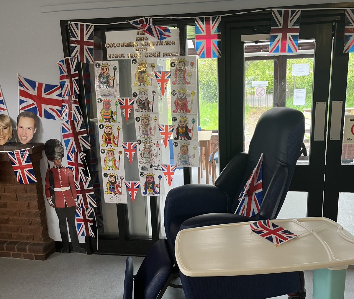 JULIEKELLY1's tweet image. Thank you to all the pupils @YsgolFrongoch who took part in our colour the king competition. The patients and staff have had a hard time judging but the votes are in, the winner will be revealed next week #intergeneration #patientfun @ClaireD1912 @Simoncnewman @michj