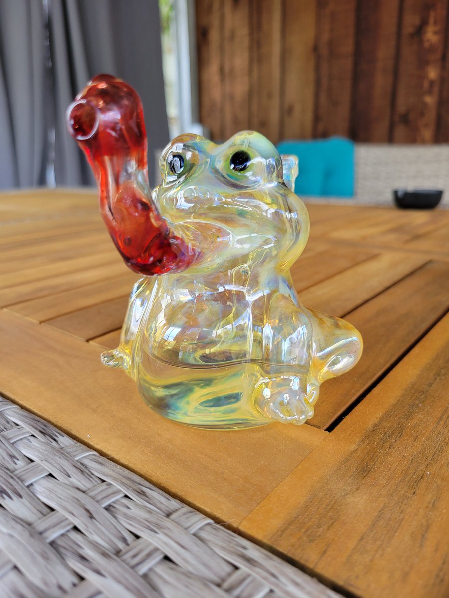 FreewaysGlass's tweet photo. 🐸 rig # 1 up for auction on my insta @freewaysart #FrogSeason #froggy #glassfrog #glassart #frog #freewaysart #fumedglass #sculptedglass https://t.co/txgyj2y97f