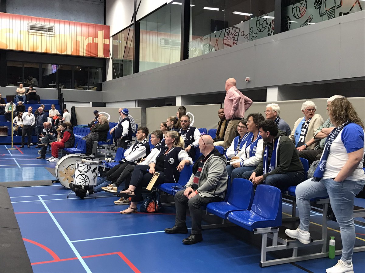 Hammers_buzz's tweet image. Na de rust spelen de Hammers richting het eigen publiek. Let’s go HAMMERS!!