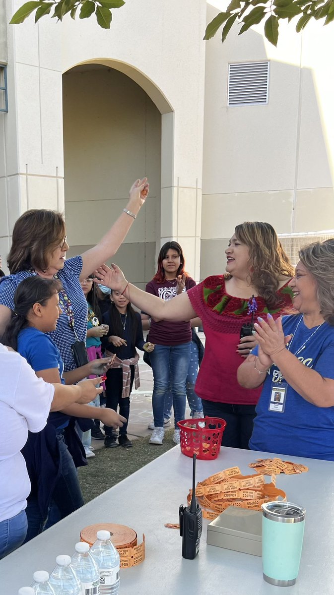 Chalk the Block! The student are enjoying the cinco de mayo🇲🇽 PBIS celebration with a piñata raffle!!🪅
<a href="/sandraverdier11/">Sandra Verdier</a> <a href="/TeresaWilks4/">Teresa Wilks</a> <a href="/VJBrashear44/">Veronica J. Brashear</a> <a href="/NadiaPa60857833/">Ms. Parra</a> <a href="/SEISDBRams_PCen/">Borrego Parent Center</a>
#IAmASanEliChampion