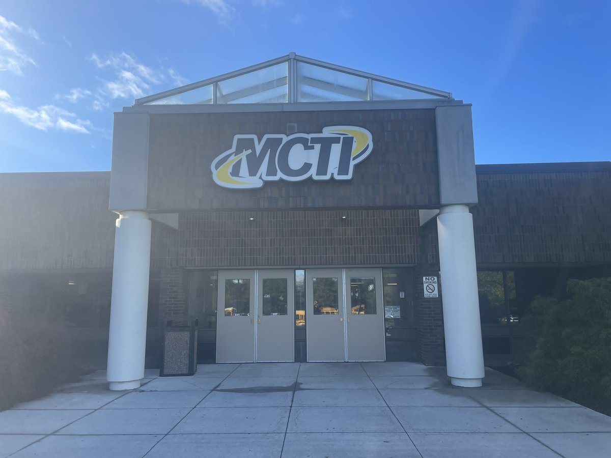 BomarTerrence's tweet photo. Today was College and Career Day at MCTI. Northampton Community College was in the building looking for future Spartans! 

I also ran into a few former students (and family)!

#SwordsUp⚔️🏀
#CommunityIsOurMiddleName https://t.co/Ebi9BABWaM