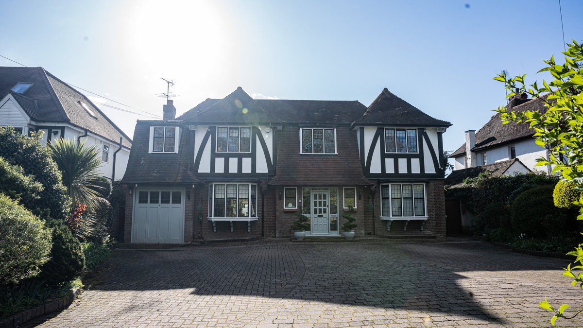 truthestates's tweet photo. 📍 Waters Edge, Park Drive, Harrow, HA3
💷 £2,600,000
X5 🛏 X4 🛀🏻 X3 🛋
📐Over 3,500 Sq ft
Situated On A Private No Through Road 
Highly Sought After Private Road
Indoor Heated Swimming Pool
Tennis Court/5-A-Side Football Pitch Gym
📩 info@truthrealestate.co.uk 
📲020 3576 2040 https://t.co/a5ficKHUY3