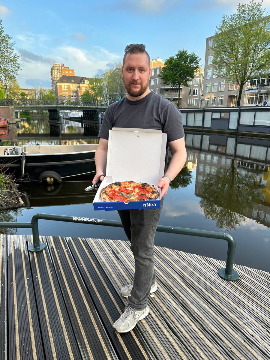 's tweet image. Отличный вечер: пицца из топ50 пиццерии, тепло, канал. А сейчас уже сидим в кино и ждём начало «Апокалипсис сегодня», обожаю запах пиццы по нутру!