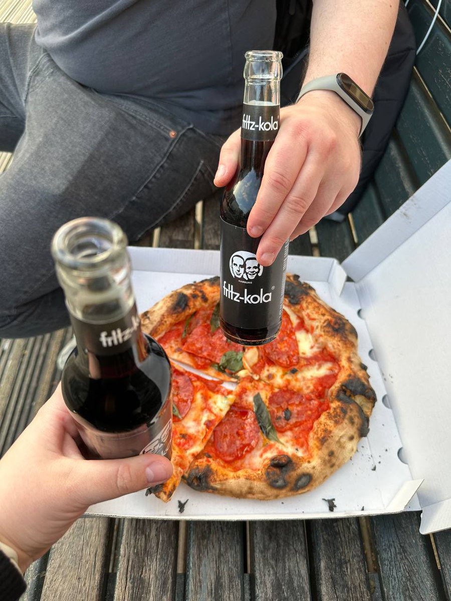 's tweet image. Отличный вечер: пицца из топ50 пиццерии, тепло, канал. А сейчас уже сидим в кино и ждём начало «Апокалипсис сегодня», обожаю запах пиццы по нутру!