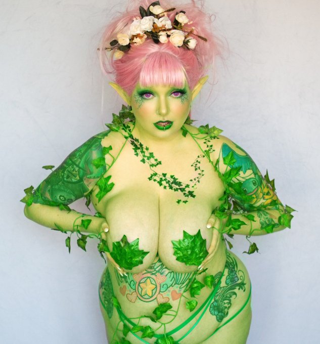 Wanna get yourself a monster girl calendar featuring me?? Head over to the @CosplayDeviants calendar