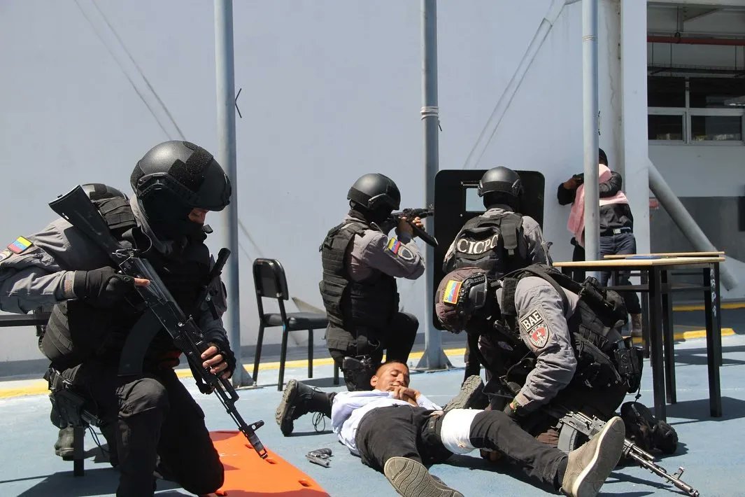 unescicpc's tweet photo. La Brigada de Acciones Especiales del CICPC se une a la Universidad Nacional Experimental de la Seguridad para ofrecer a nuestros estudiantes una experiencia única de aprendizaje y entrenamiento en el desarrollo de nuestros viernes de academia que se ejecutan a nivel nacional, https://t.co/CAFayKg79I