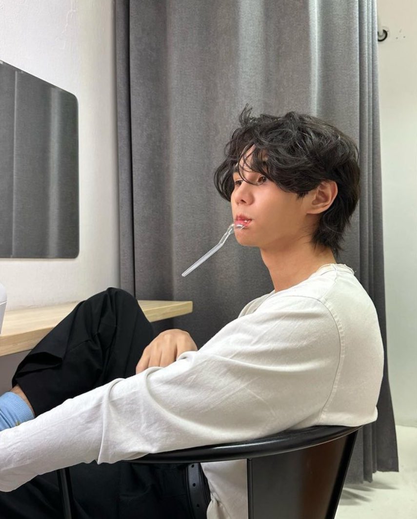 ammiesxx's tweet photo. คิดถึงมาหลายวัน ในที่สุดก็ได้เห็นหน้าแล้ว 🤭 วันนี้ทำงานเหนื่อยหรือป่าวน้า ได้กินของอร่อยๆแล้วใช่มั้ยคะ? พักผ่อนเยอะๆ อย่าลืมกินข้าวให้ตรงเวลาด้วยนะคะเก่ง คืนนี้นอนหลับให้สนิท ไม่ต้องฝันก็ได้นะ GN ครับ 🌙
#JeffyNight #JeffSweetDream
#jeffsatur @jeffsatur https://t.co/ZtlvBs4MNT