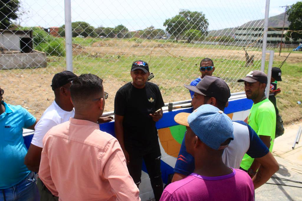 INADEMAR1's tweet photo. #EnFotos📸 Con la visita del director general de @MarinoDeTodos01 @carlosvenott y nuestro director @carlosespaa15, se llevó a cabo la inspección a los trabajos de embellecimiento de la cancha de Samán Tarazonero II #12AñosGMVV https://t.co/sxf9FVrbBh