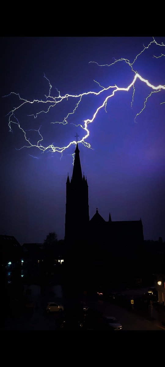 #vrtweer 
📍Lichtervelde Markt 
⏰4/5/'23 om 21u24
📸 Jorre Decaluwe en Franne Maelfait