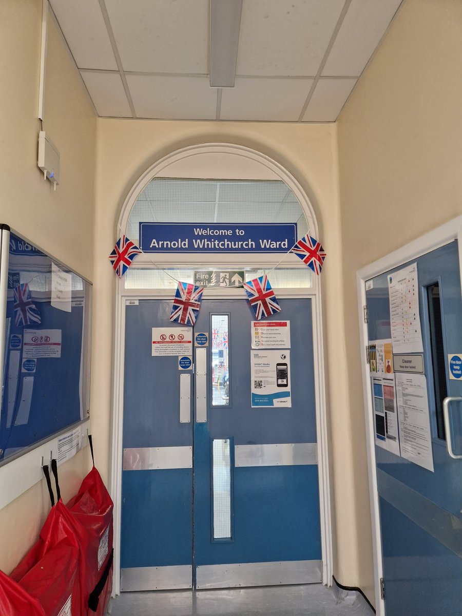 sadieking07's tweet photo. Arnold Whit is Coronation ready 👑👑 @bedfordhospital @LeesLizzie @TracyLovell20 @ShilbyS @Helsbellsj13 @HelenPullman74 @vickiemenzel #loveelderlycare ❤️ https://t.co/MSq5pcSDyp
