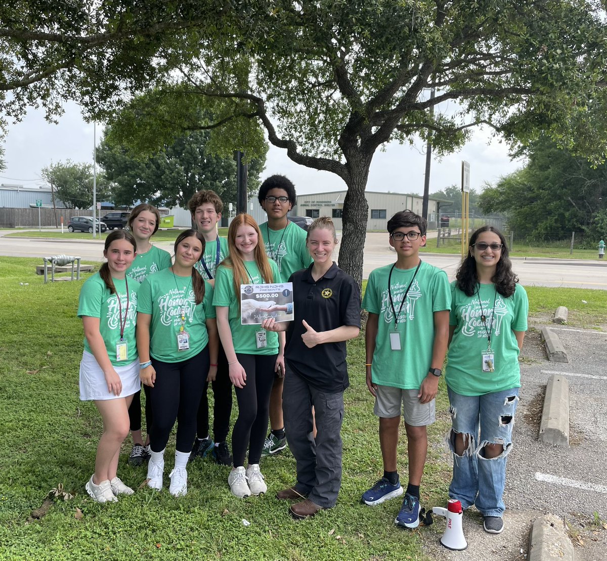 FBCASTX's tweet photo. Thank you so much to the students of the Reading Junior High National Honor Society for stoping by to visit and volunteer at our shelter today! 

Things got a little more interesting than we bargained for when the students discovered a possum had been hiding/living in one of our https://t.co/QW0a0Wyh2c