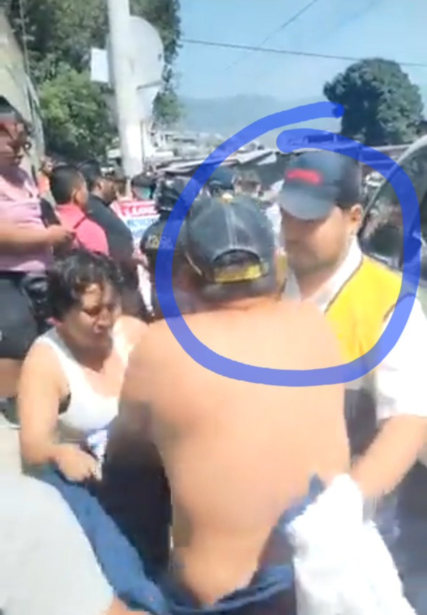 AlexEnLaLucha's tweet photo. El consejal Primero de la Municipalidad de Villa Nueva Jorge Meoño Barillas ayudando a los empleados municipales a quitarse la camisa para que ataquen con golpes a los manifestantes.

@JorgeMeono1 https://t.co/R8ohOTDMhE