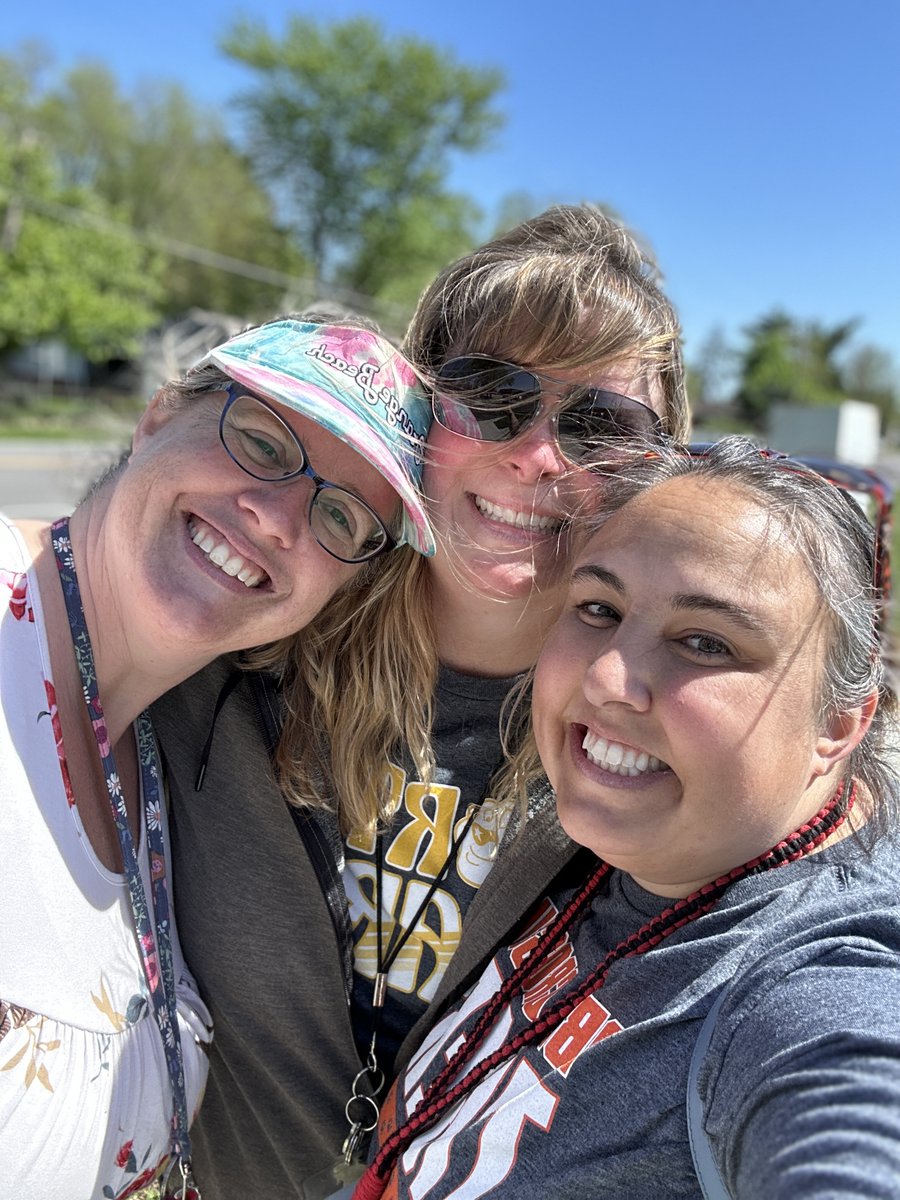 NSHelpDesk's tweet photo. The @NobSchools Technology Department had a beautiful day helping keep @NoblesvilleIN beautiful. We love the Adopt-A-Street program!
#HelpOurCommunity #TeamBuilding #CleanStreets https://t.co/WbP0pcuwdW