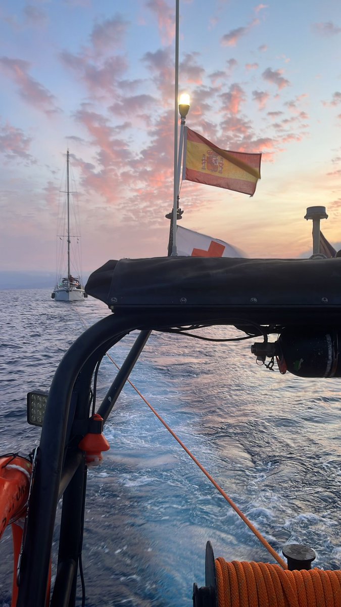CruzRojaRMurcia's tweet photo. Activación de #LSPoniente para asistir a un velero de 18 metros de eslora con avería mecánica y vía de agua controlada al Sur de #Mazarrón. Hacemos firme y remolcamos a #PuertodeMazarrón. #voluntariado #plancopla #16vhf #112rm @112rmurcia @salvamentogob https://t.co/8uG3xfyJ84